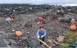 위미2리 어촌계원은 관할 마을어장 보전을 위해 육상에서 발생하는 쓰레기를 수거하는데도 적극 노력하고 있다.