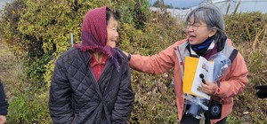 지난 16일 4·3도민연대 강정마을 4·3순례 도중 원순옥 할머니와 김영란 연구원이 만났다.