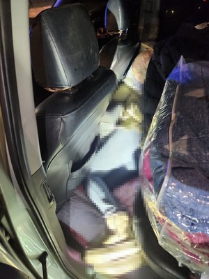무사증으로 제주에 입국한 중국 여성이 차량 뒷좌석에 숨어 도외로 불법 이동하려다 해경에 붙잡혔다.