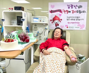 생에 마지막 헌혈을 하고 있는 김광선씨.