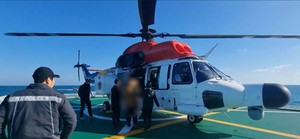 제주해경이 중국인 응급환자를 헬기에 탑승시키고 있다.