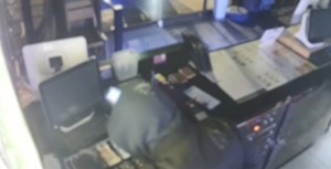 심야 시간에 식당에 침입한 30대 남성이 금고에서 현금을 훔치고 있다. 