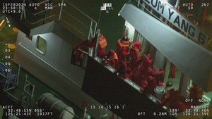 서귀포항 남서쪽 61㎞ 해상에서 침몰 중인 선박에 승선했던 선원들이 탈출을 시도하고 있다. 