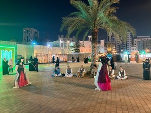 제주문화예술공연팀이 UAE 샤르자 문화유산지구 행사장에서 버스킹 공연을 하고 있다.