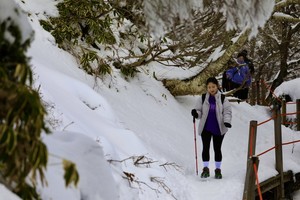 제주 한라산의 막바지 설경을 즐기기 위한 탐방객들이 4일 오전 한라산 백록담으로 향하는 탐방로에서 사진 촬영을 하며 추억을 남기고 있다. [사진=최병근 기자]