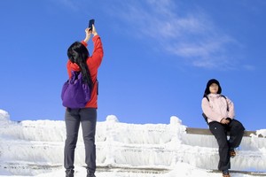 제주 한라산의 막바지 설경을 즐기기 위한 탐방객들이 4일 오전 한라산 백록담으로 향하는 탐방로에서 사진 촬영을 하며 추억을 남기고 있다. [사진=최병근 기자]