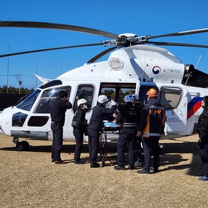 지난 21일 제주 해상에서 의식을 잃은 해녀가 소방 헬기에 실려 병원으로 이송되고 있다.