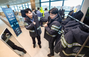 대한항공 서울 강서구 본사에서 직원들이 신규 안전 현장 유니폼을 시착해보는 모습.