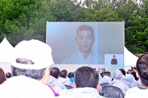 지난 3일 제주4‧3평화공원에서 열린 제76주년 제주4‧3희생자 추념식에서 AI 기술로 복원한 김옥자씨의 아버지가 공개되고 있다. 