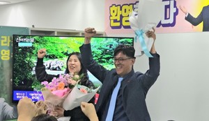 제주도의원 아라동을 보궐선거에 당선된 양영수 당선자가 손을 들며 기뻐하고 있다.