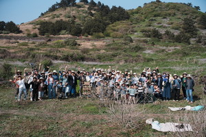 지난 13일 비양도에서 열린 ‘나무임보 프로젝트 종료데이’에 참석한 100여명의 참가자들이 그동안 키운 노란무궁 화나무를 심었다.