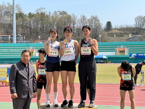 여자대학부 1500m 경기에서 동메달을 획득한 박소희 선수(오른쪽).